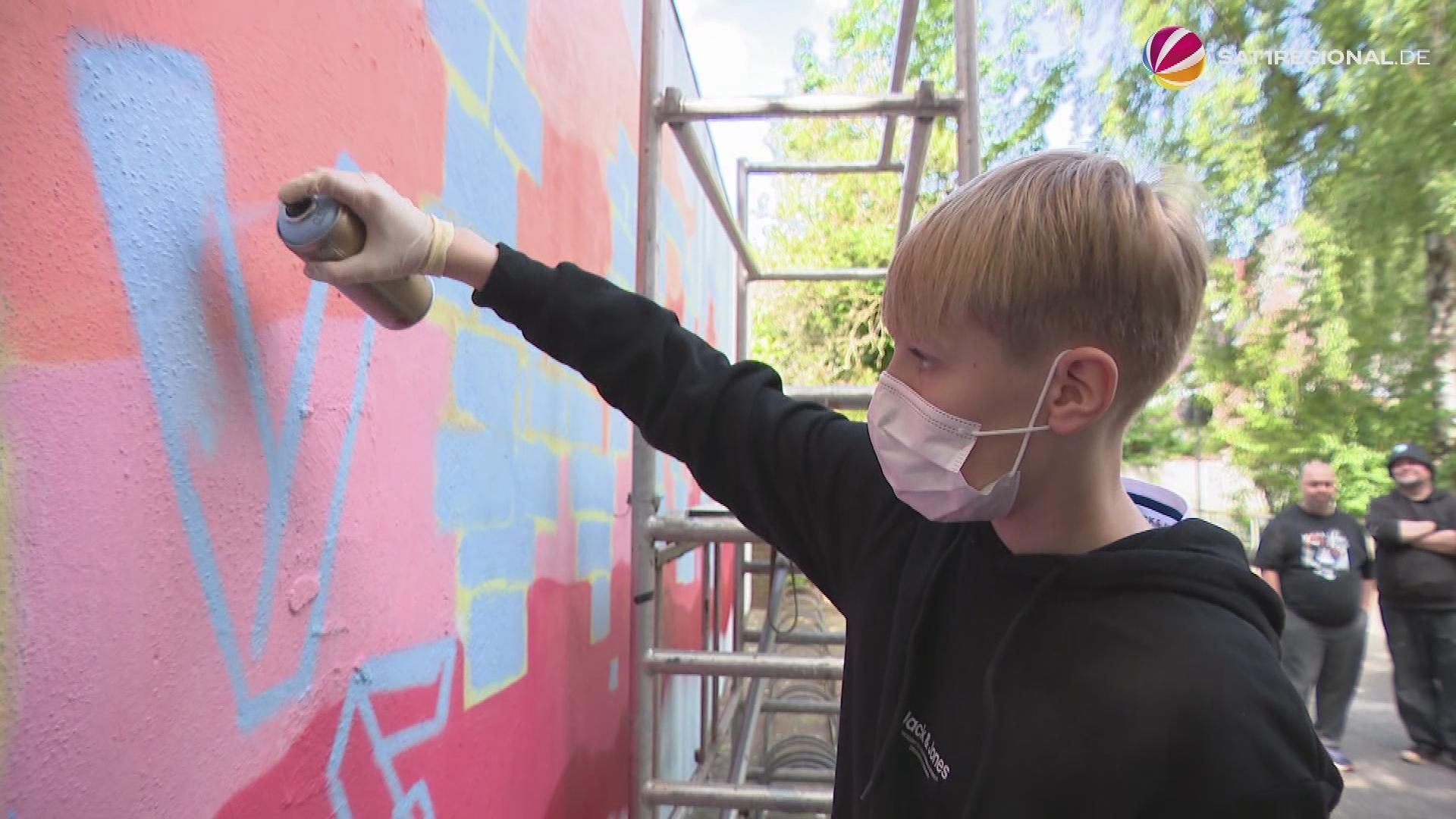 Video: Graffiti an Schule: Schüler verschönern Gebäude in Bremerhaven mit Erlaubnis