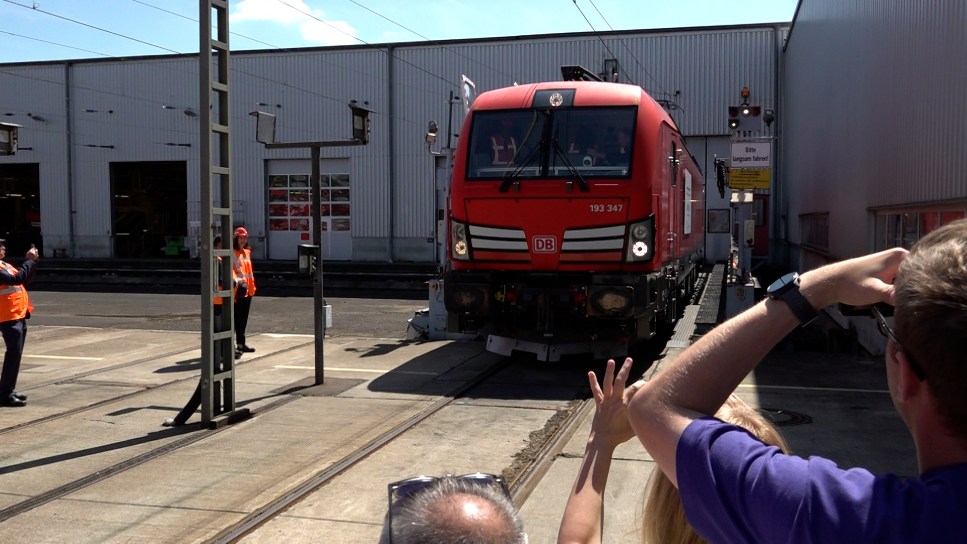 Video: Erster autonomer Güterzug Europas startet in Köln