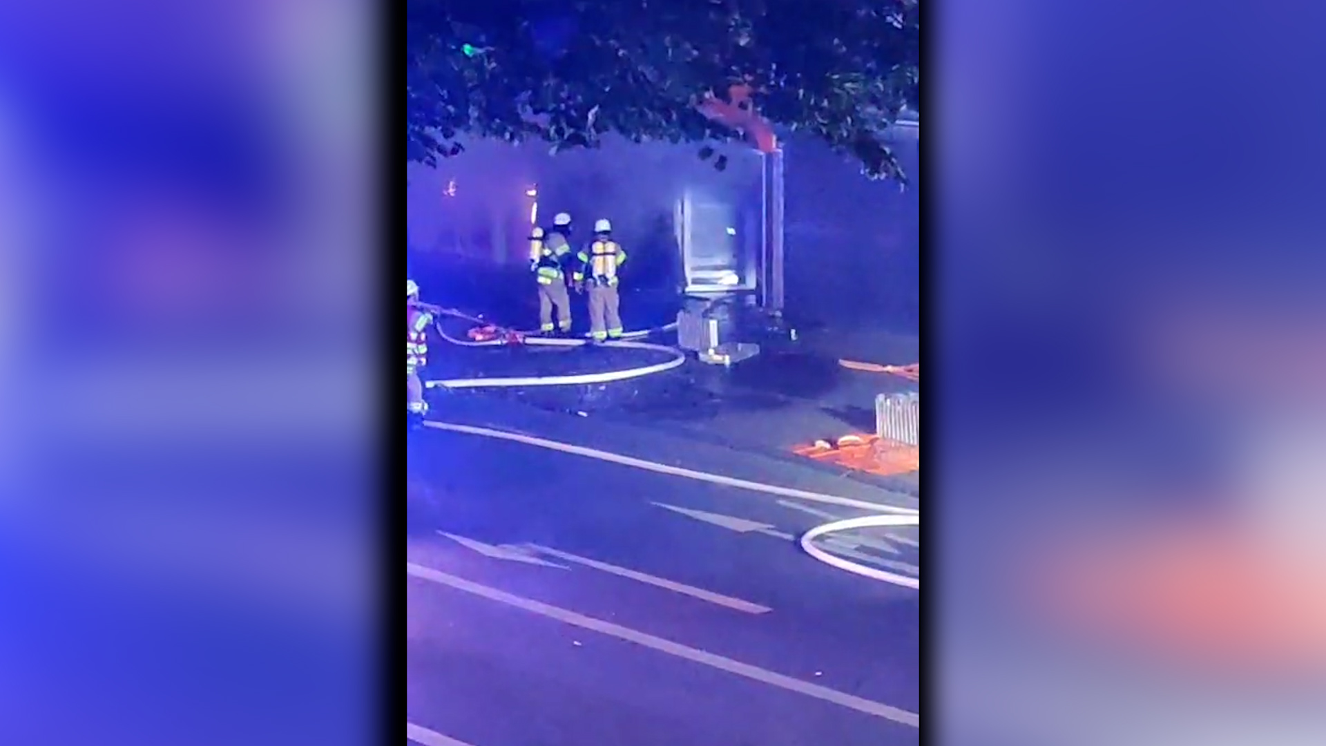 Video: Schnelle Rauchentwicklung: Brand zerstört Mehrfamilienhaus