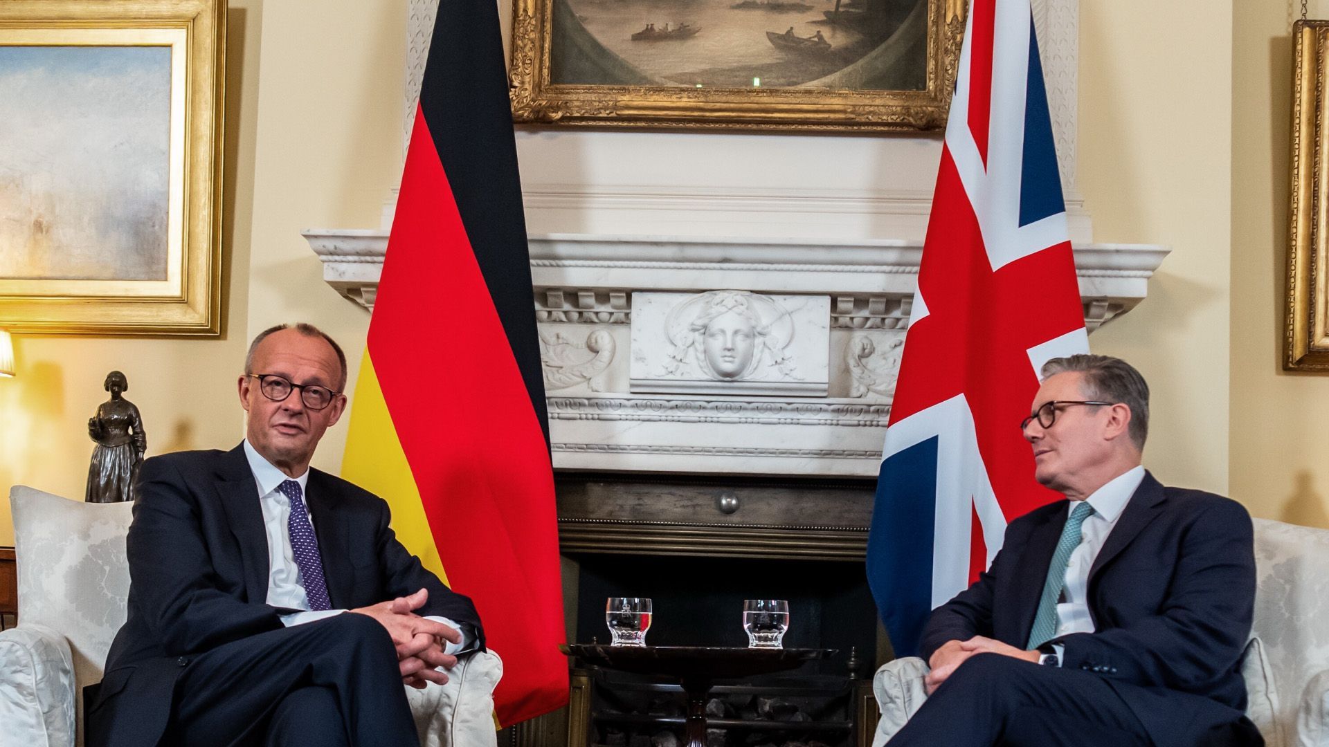 Video: Merz und Starmer schließen Freundschaftsvertrag