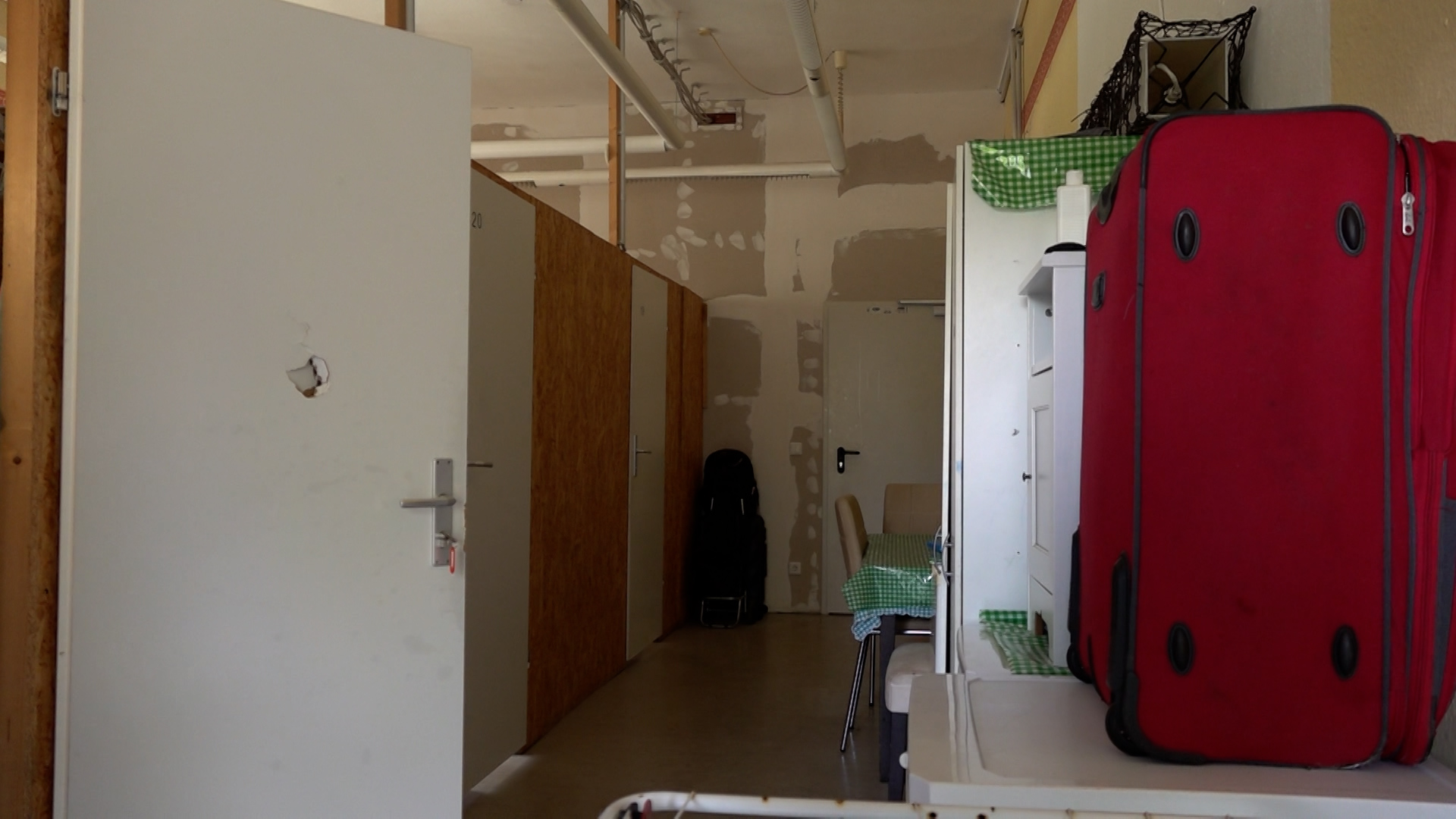 Video: 90-jährige Flüchtling trifft Bürgermeister: Einblicke in Flüchtlingsversorgung