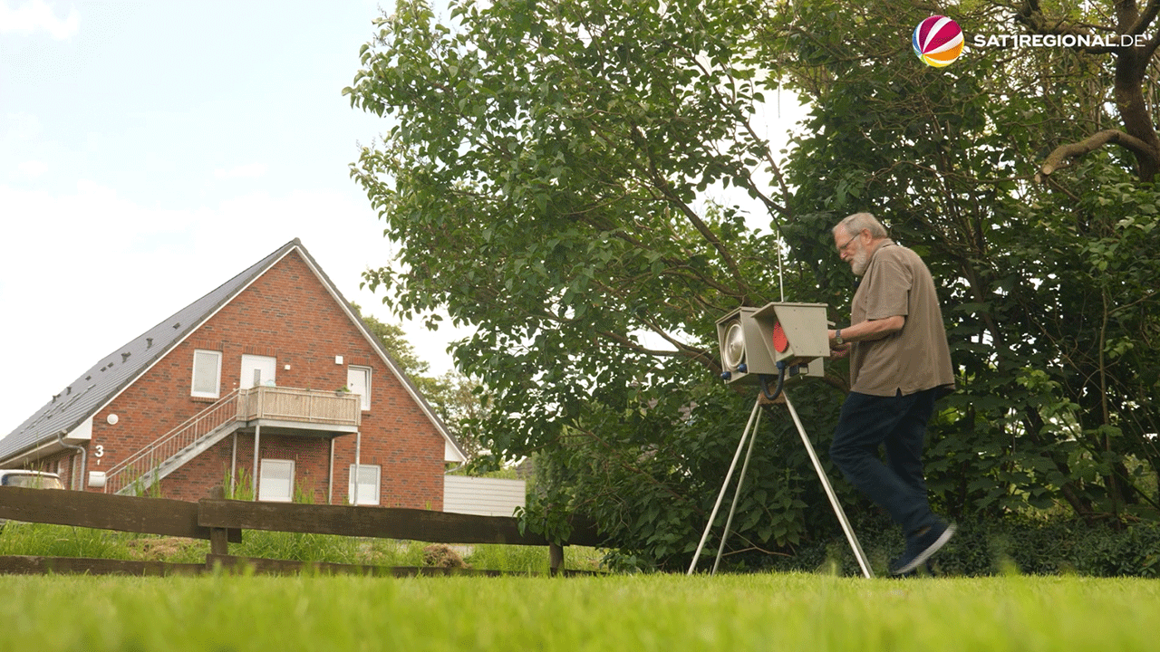 Video: Blitzer-Attrappe im Garten: Rentner aus Struckum stellt skurriles Vogelhaus auf
