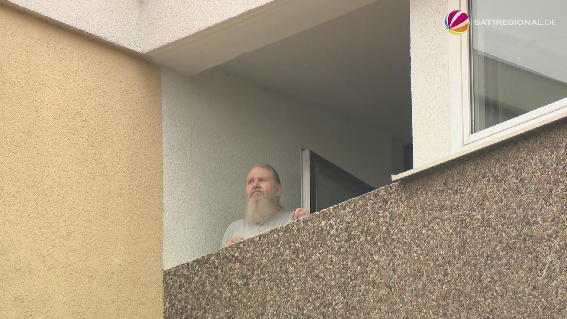 Video: Fahrstuhl seit Wochen defekt – 78-Jähriger muss zu Fuß in den 8. Stock