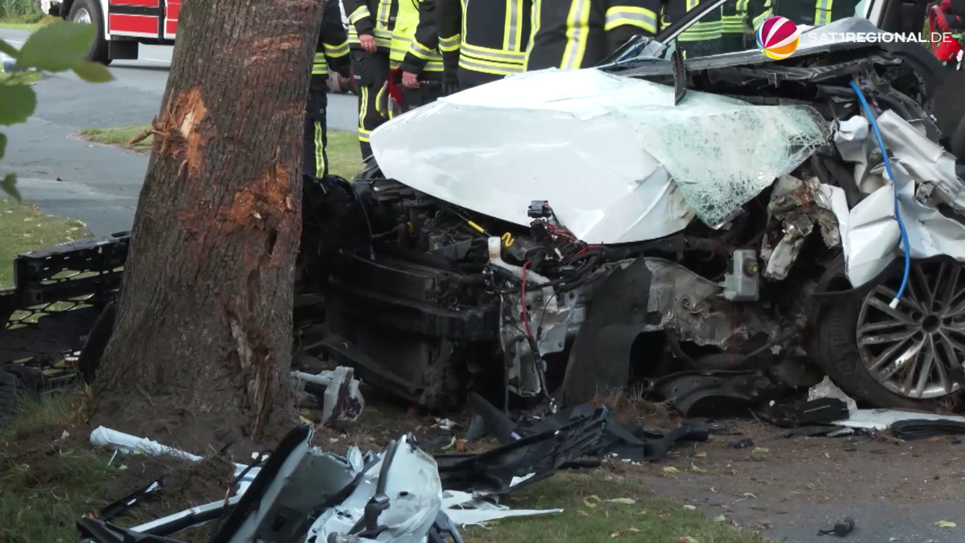 Video: Pkw knallt bei Aurich gegen Baum: Fahrerin und Kinder verletzt
