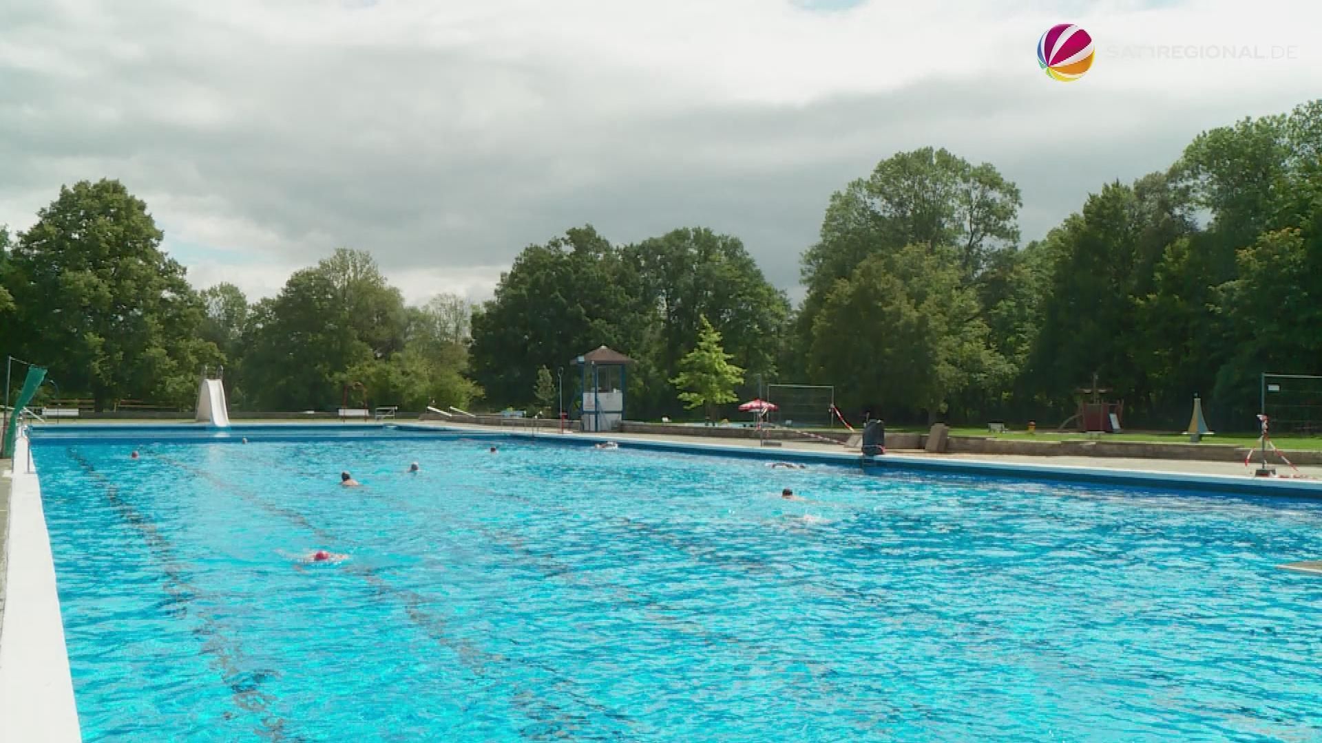 Video: Verregneter Sommer: Freibäder und Biergärten leiden unter schlechtem Wetter