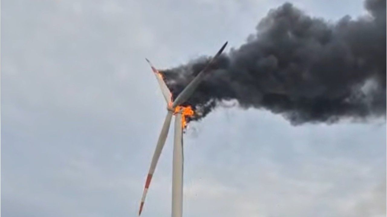 Windrad in Flammen: Feuerwehr kann nur zusehen