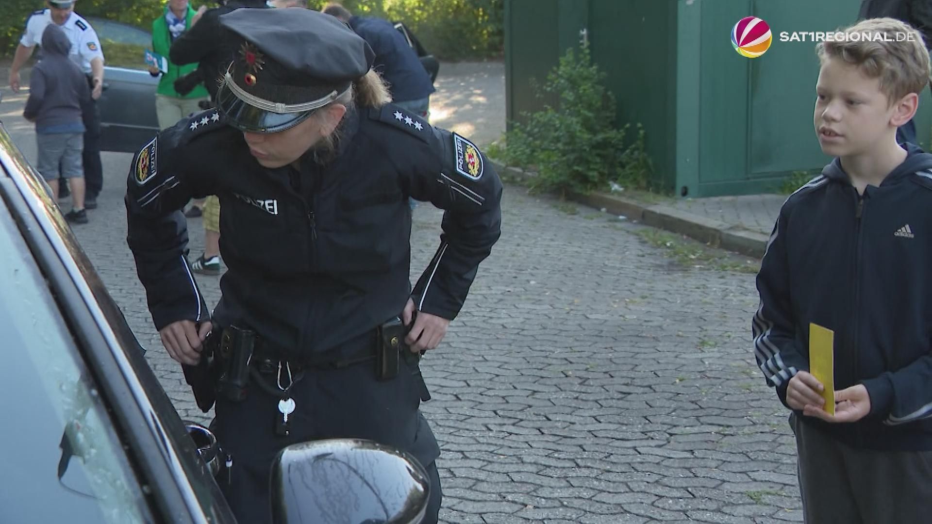 Video: Schulbeginn in Bremen: Polizei und Grundschüler kontrollieren Verkehr
