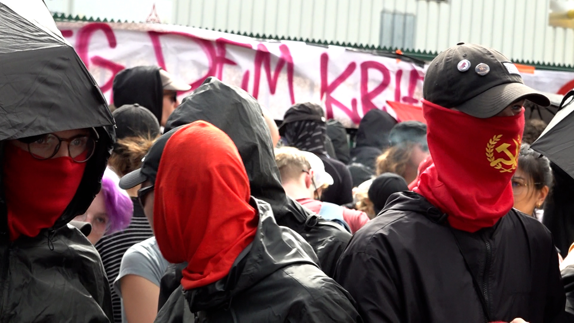 Video: Vermummte blockieren Deutz AG in Köln