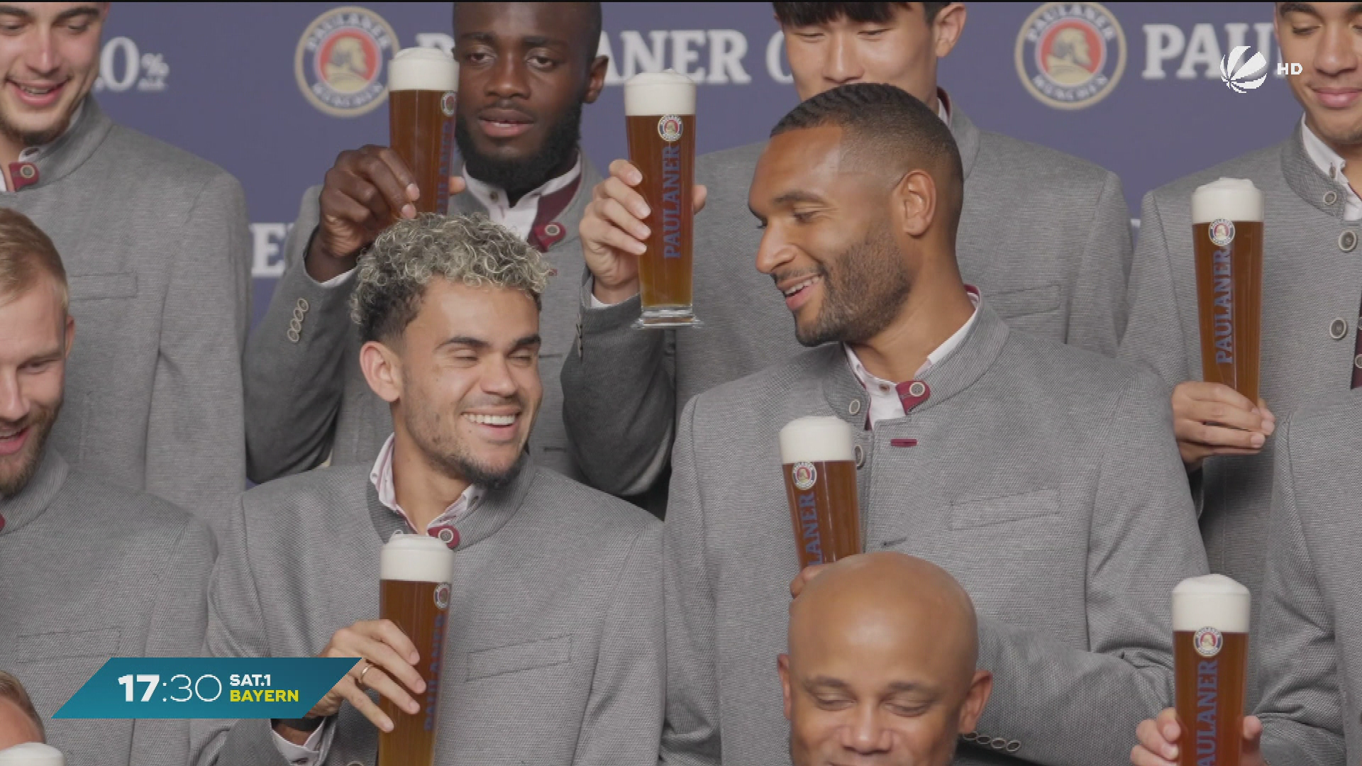 Video: Bundesliga-Start für den FC Bayern: Lederhosen, Akkordeon und viel Vorfreude