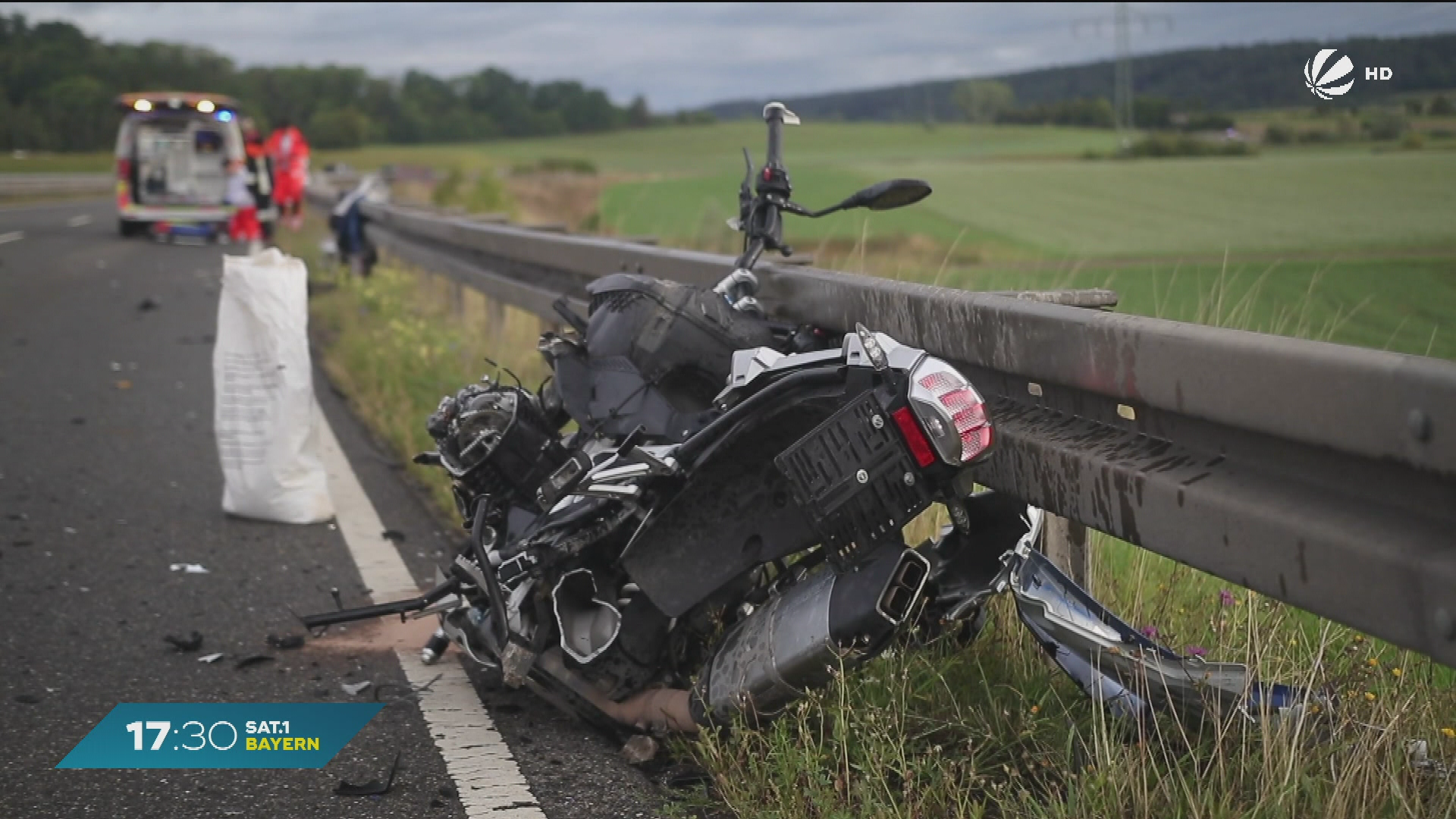 Video: Frontalcrash auf B13 bei Unterheßbach: Motorradfahrer lebensgefährlich verletzt