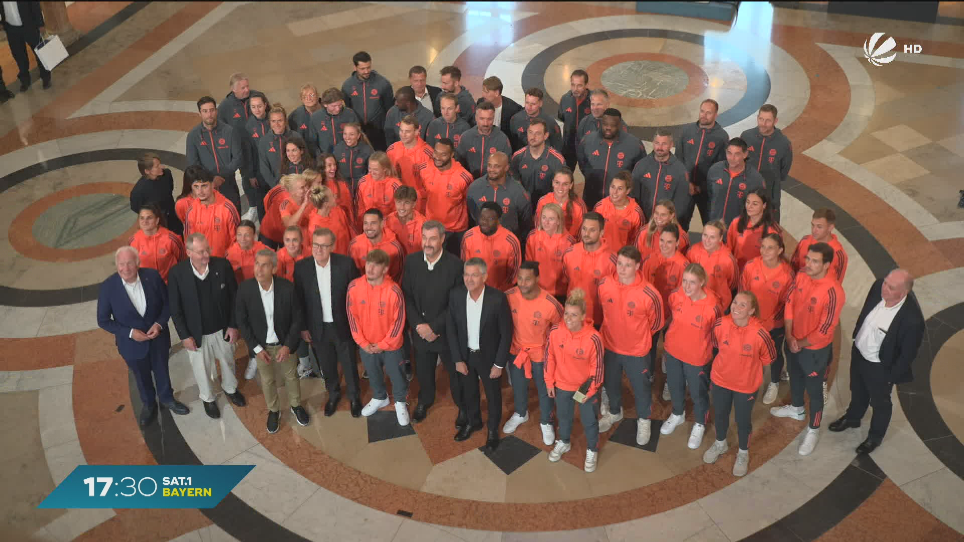 Video: FC Bayern in der Staatskanzlei: Auszeichnung für Frauen- und Männermannschaft