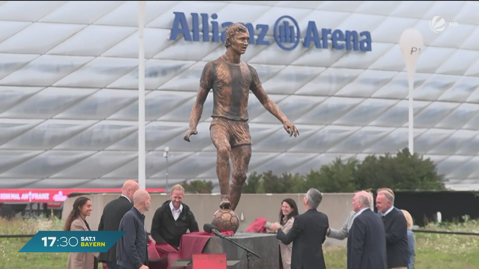 Video: Vor dem Spiel gegen den HSV: FCB enthüllt neue Beckenbauer-Statue