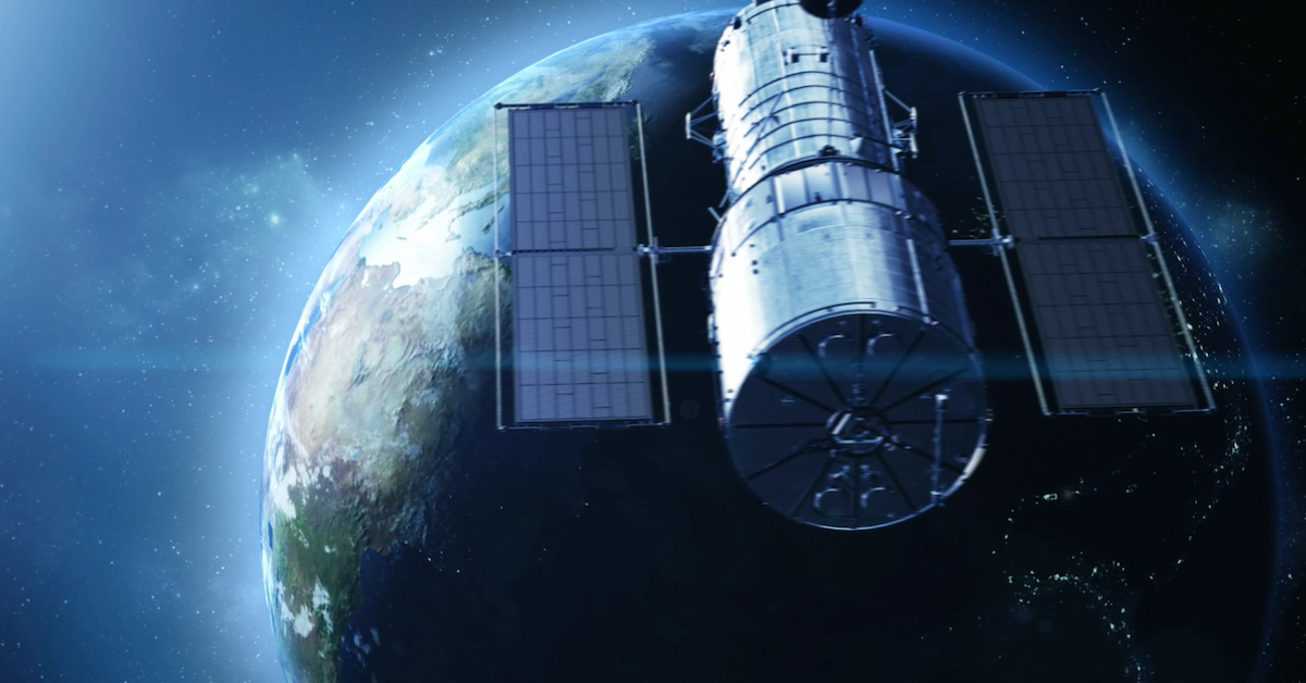 Das Hubble-Weltraumteleskop schwebt im Orbit über der Erde mit seinen großen Solarpanelen, während der blaue Planet im Hintergrund zu sehen ist.