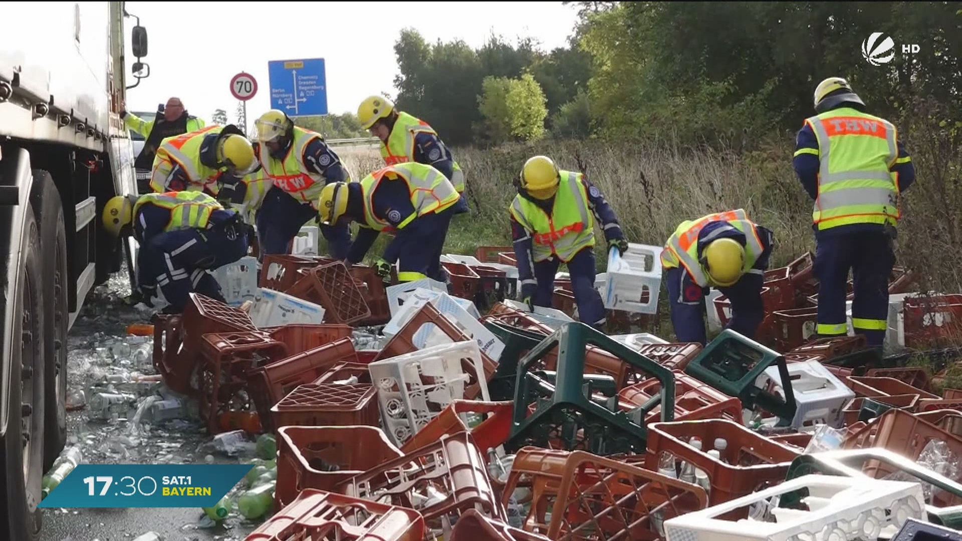 Video: Unfall im Landkreis Hof: Getränkelaster verliert beim Abbiegen Ladung