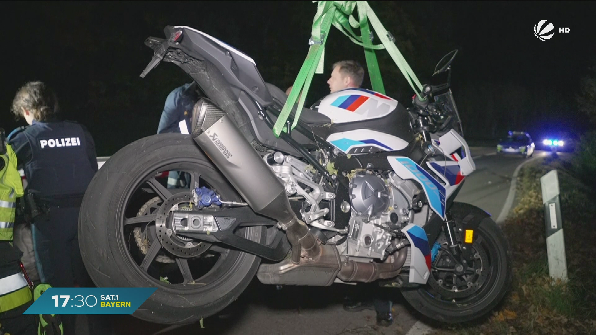 Video: Tödlicher Motorradunfall: Familie findet 69-Jährigen im Straßengraben