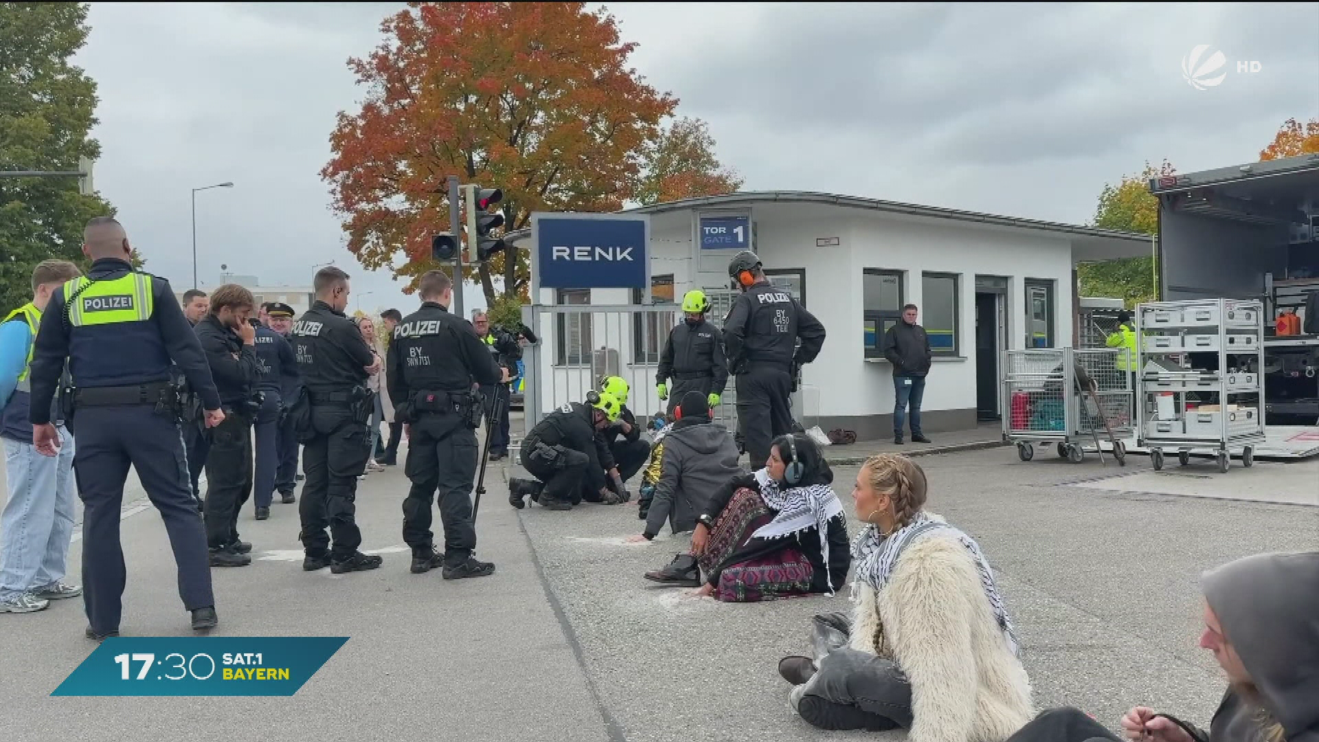 Video: Protestaktion in Augsburg: Aktivisten kleben sich vor Rüstungsfirma Renk fest