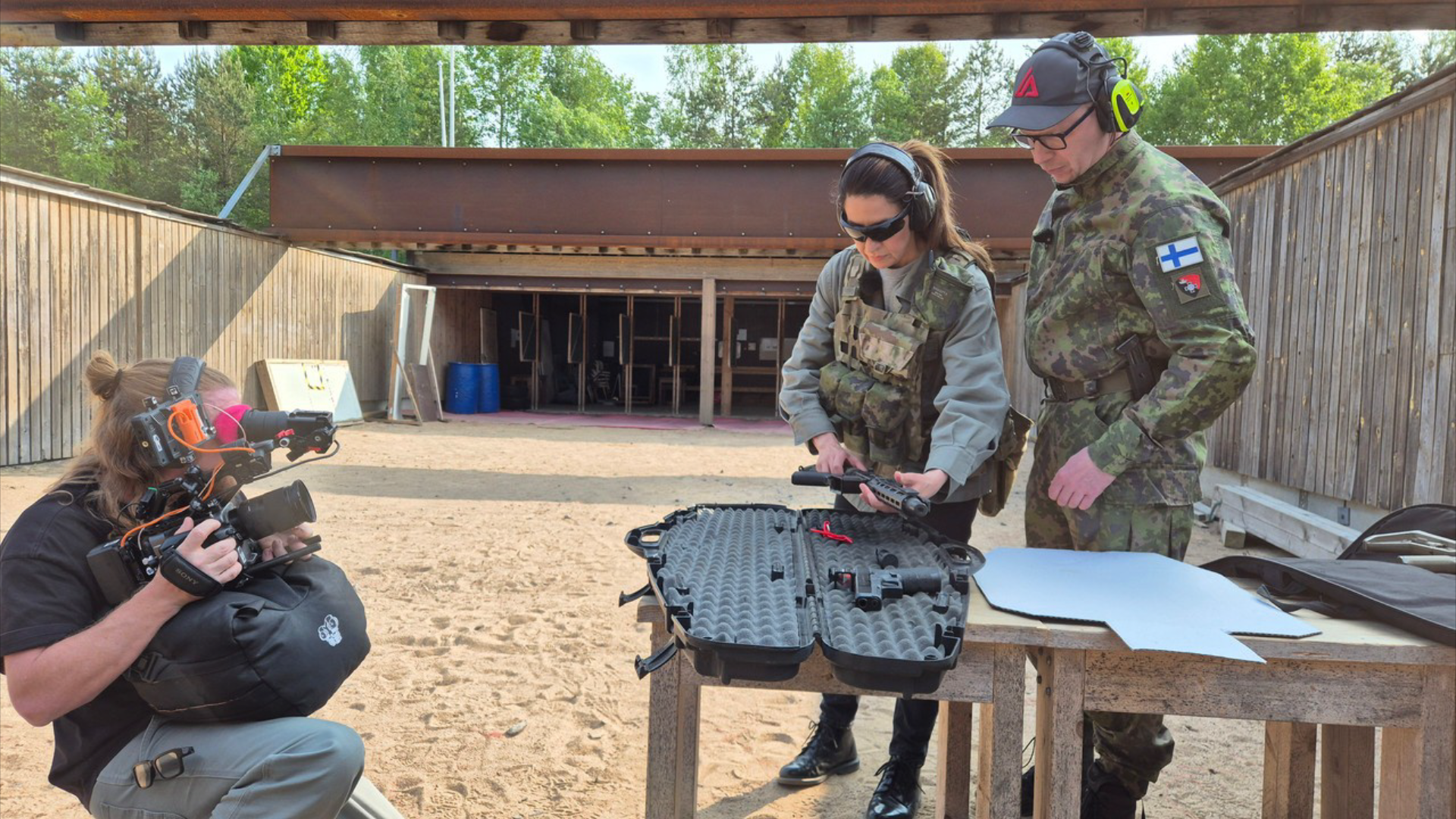 Video: Linda Zervakis greift zur Waffe