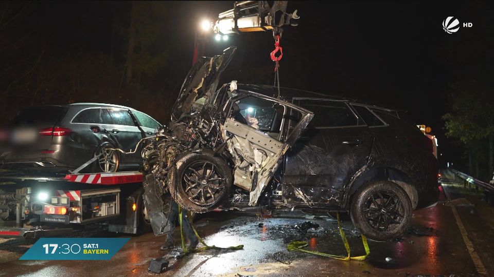 Nach Frontalcrash bei Dietfurt: Zwei Autofahrer sterben Nach Frontalcrash bei Dietfurt: Zwei Autofahrer sterben
