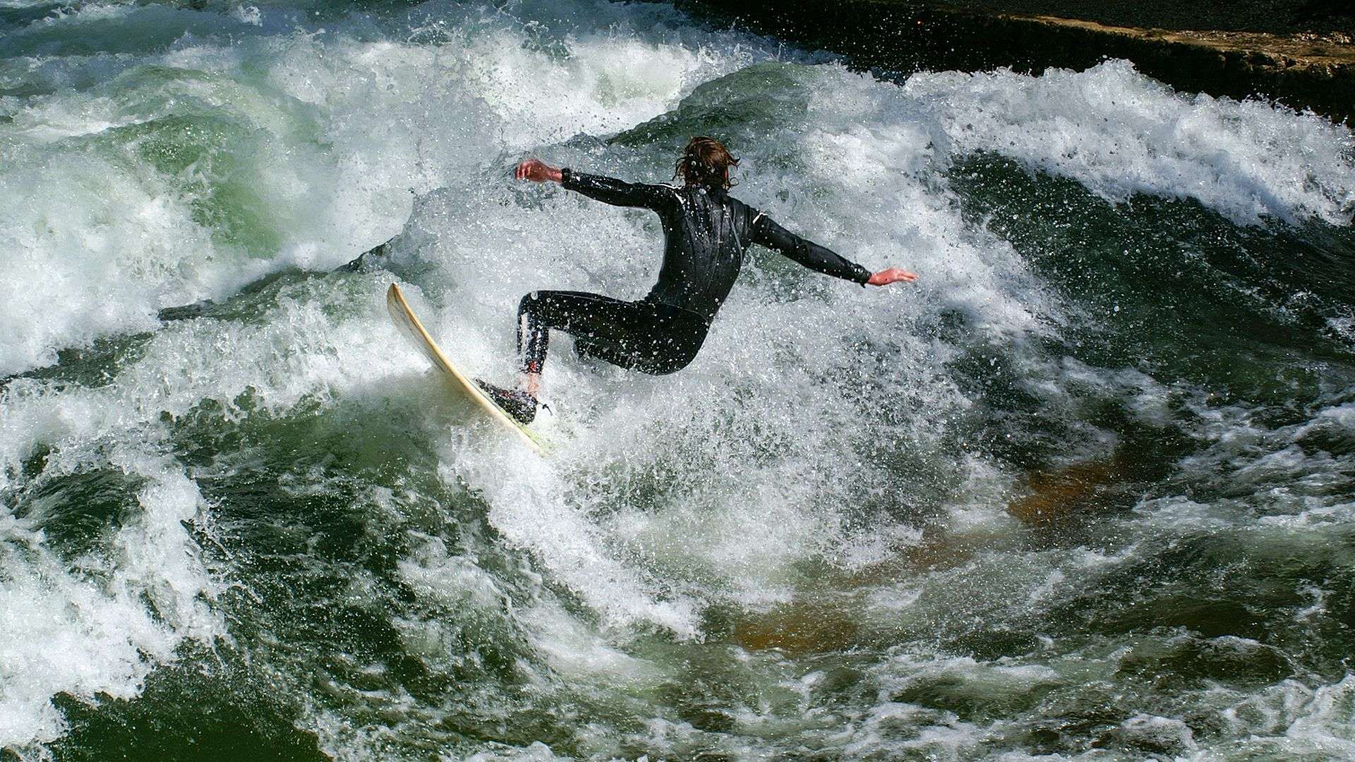Wellenwäsche mit Folgen: Rätselhaftes Verschwinden der Münchner Eisbachwelle