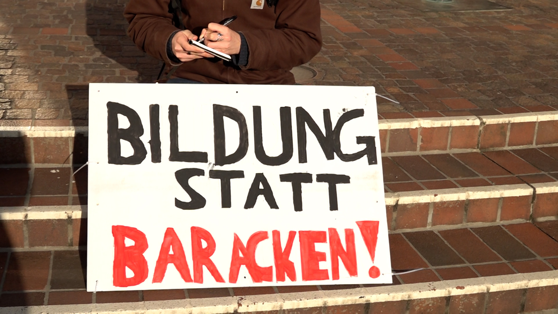 Video: Schüler demonstrieren gegen Wehrpflicht in Viersen