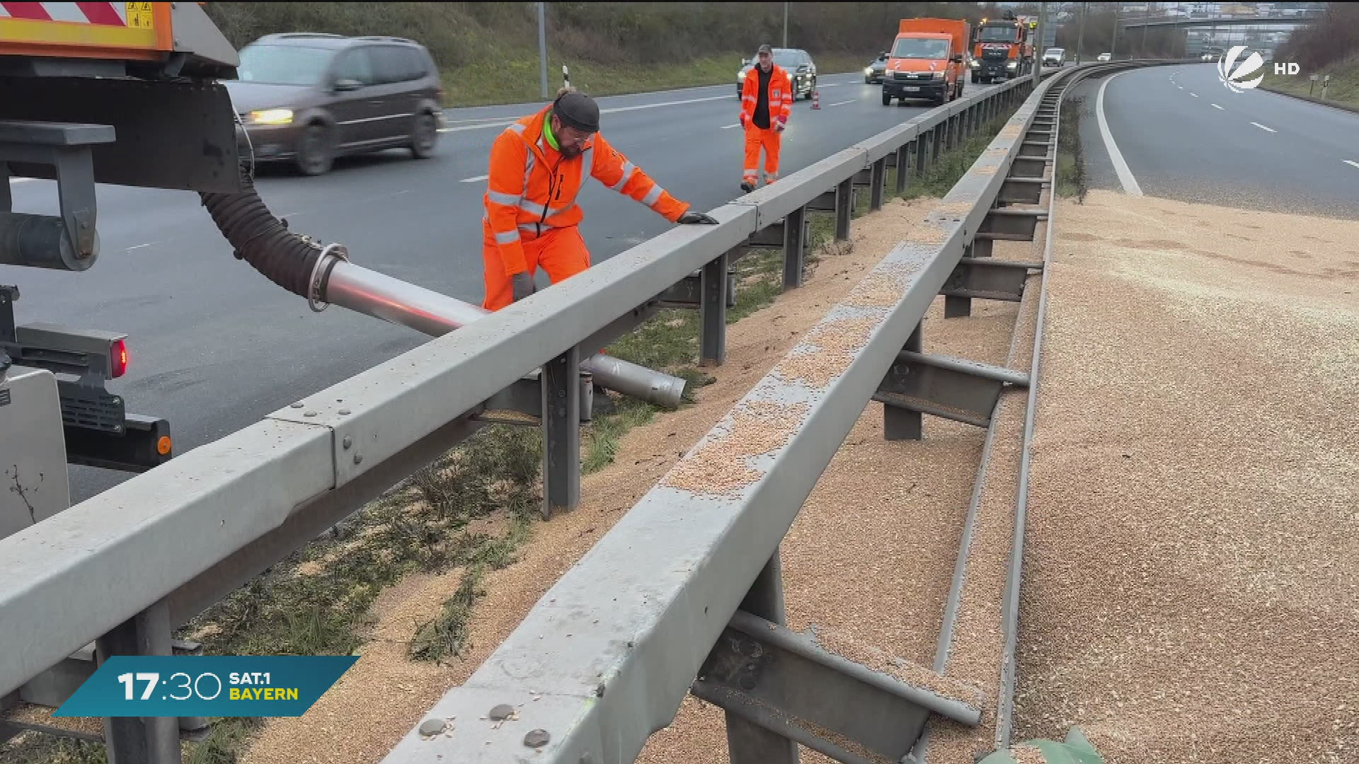 Accident on B8 near Würzburg: Tractor with trailers overturned
