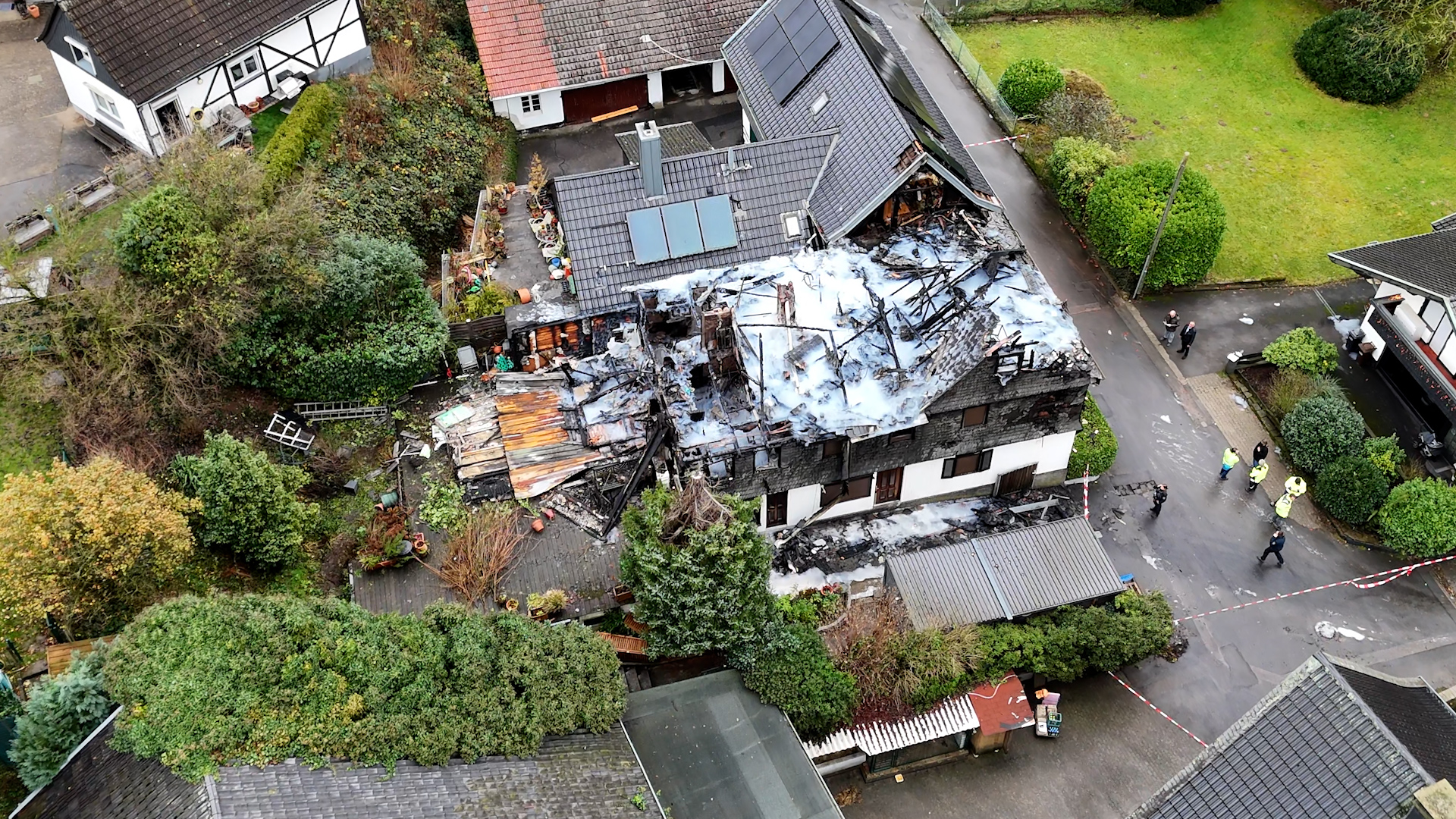 Video: Brandruine in Leverkusen: Fachwerkhaus zerstört