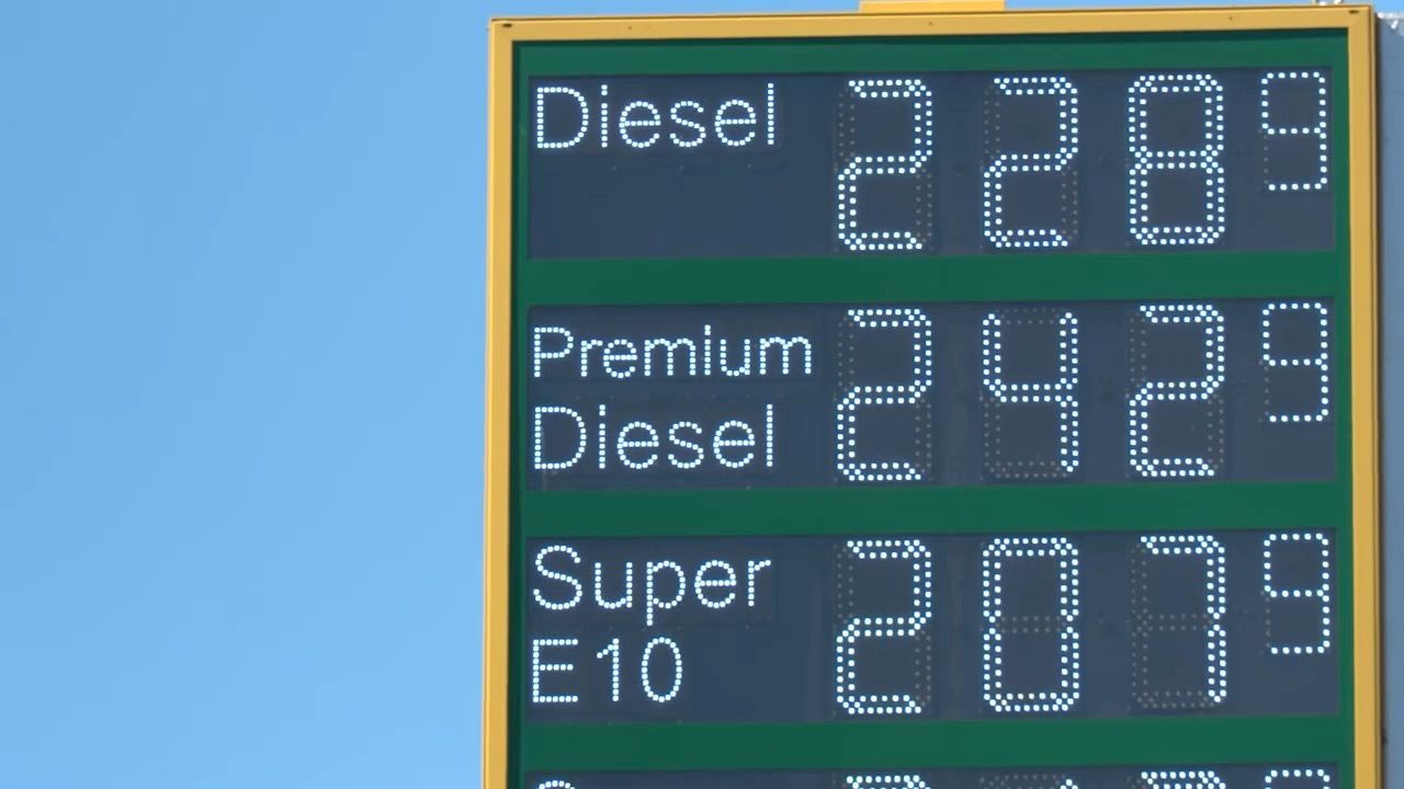 Video: Streit um Spritpreise: CSU fordert niedrigeren CO2-Preis