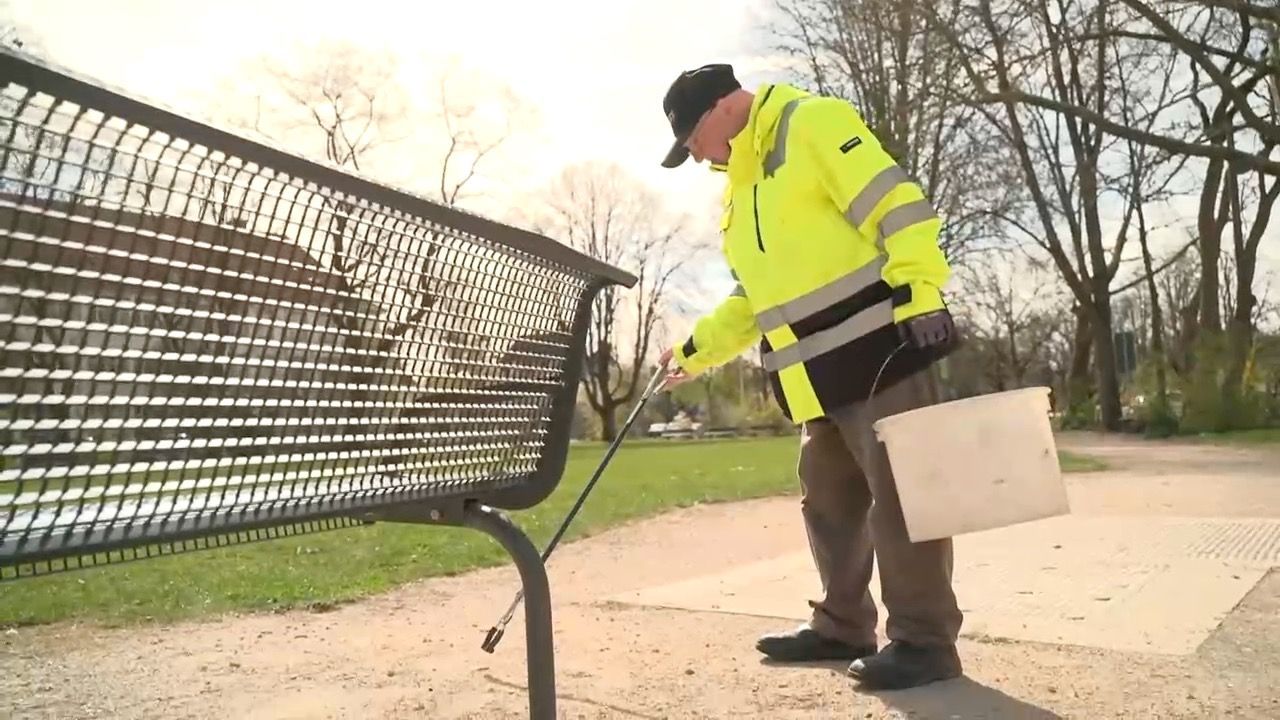 Video: „Sheriff von Erlangen“: Rentner kämpft gegen Müll