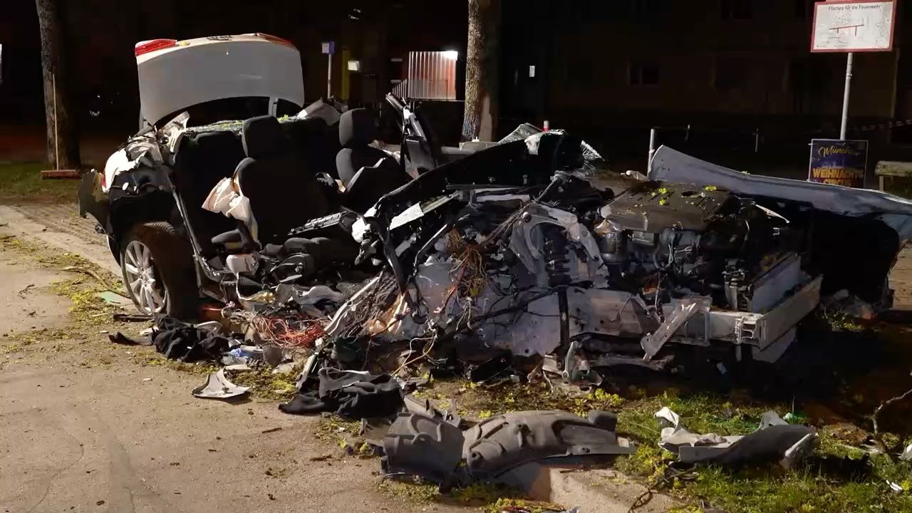 Video: Schwerer Unfall in München: Sportwagen prallt gegen Baum