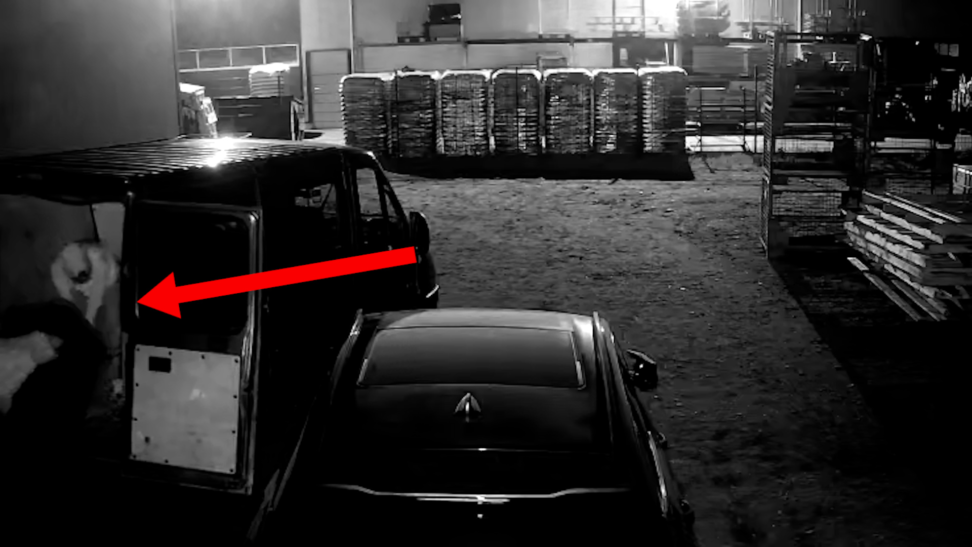 Video: Diebe klauen Werkzeug mit Gabelstapler