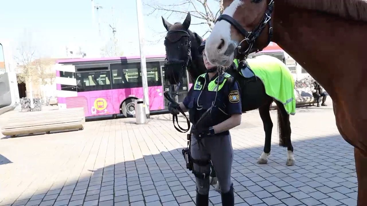 Video: Sicherheit am Nürnberger Hauptbahnhof: Polizei setzt auf Pferde