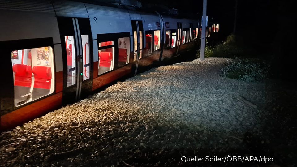 Gesteinslawine erfasst Zug in Tirol