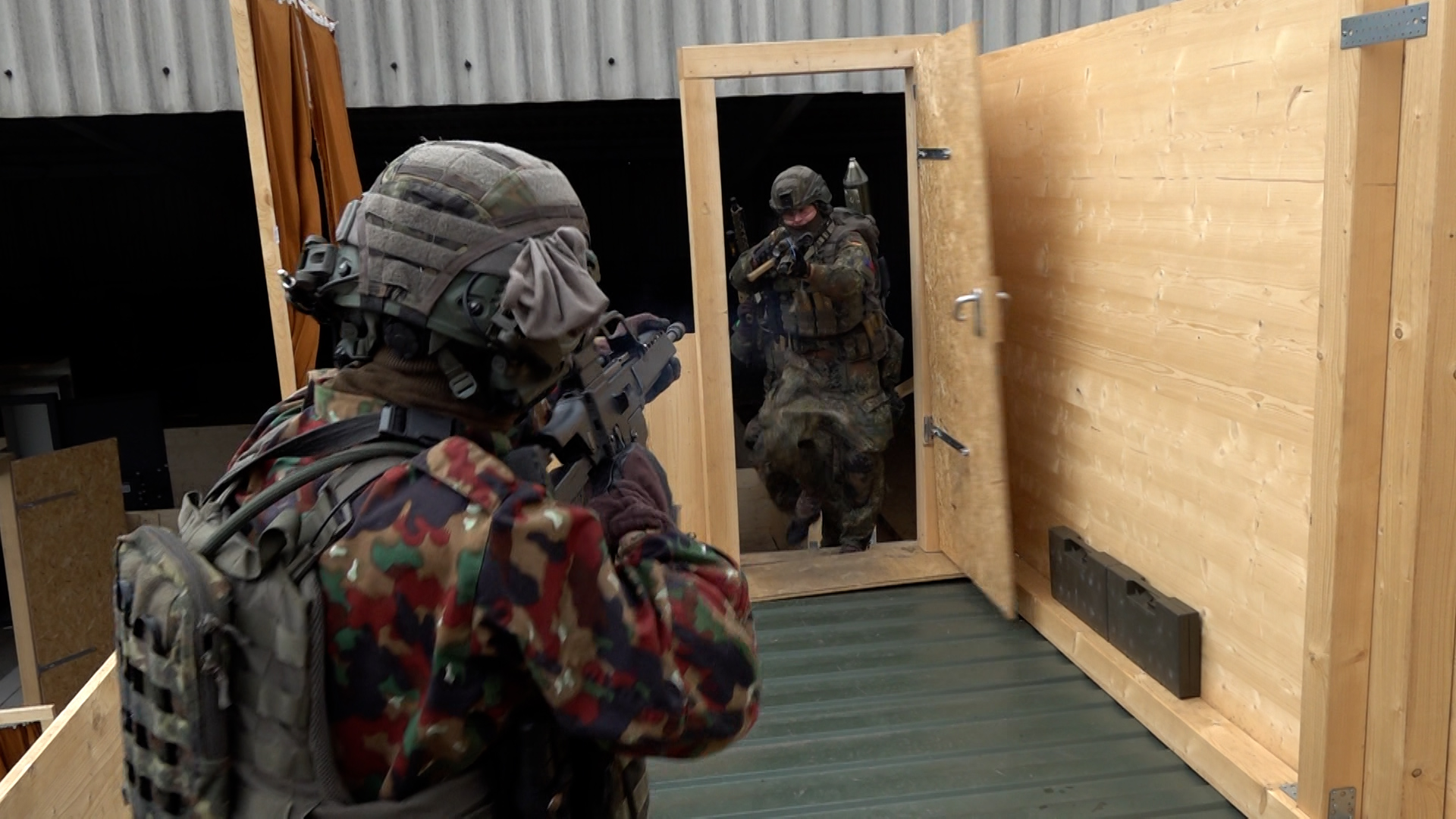 Video: Tag der Bundeswehr: Bundeswehr öffnet Kaserne für Besucher