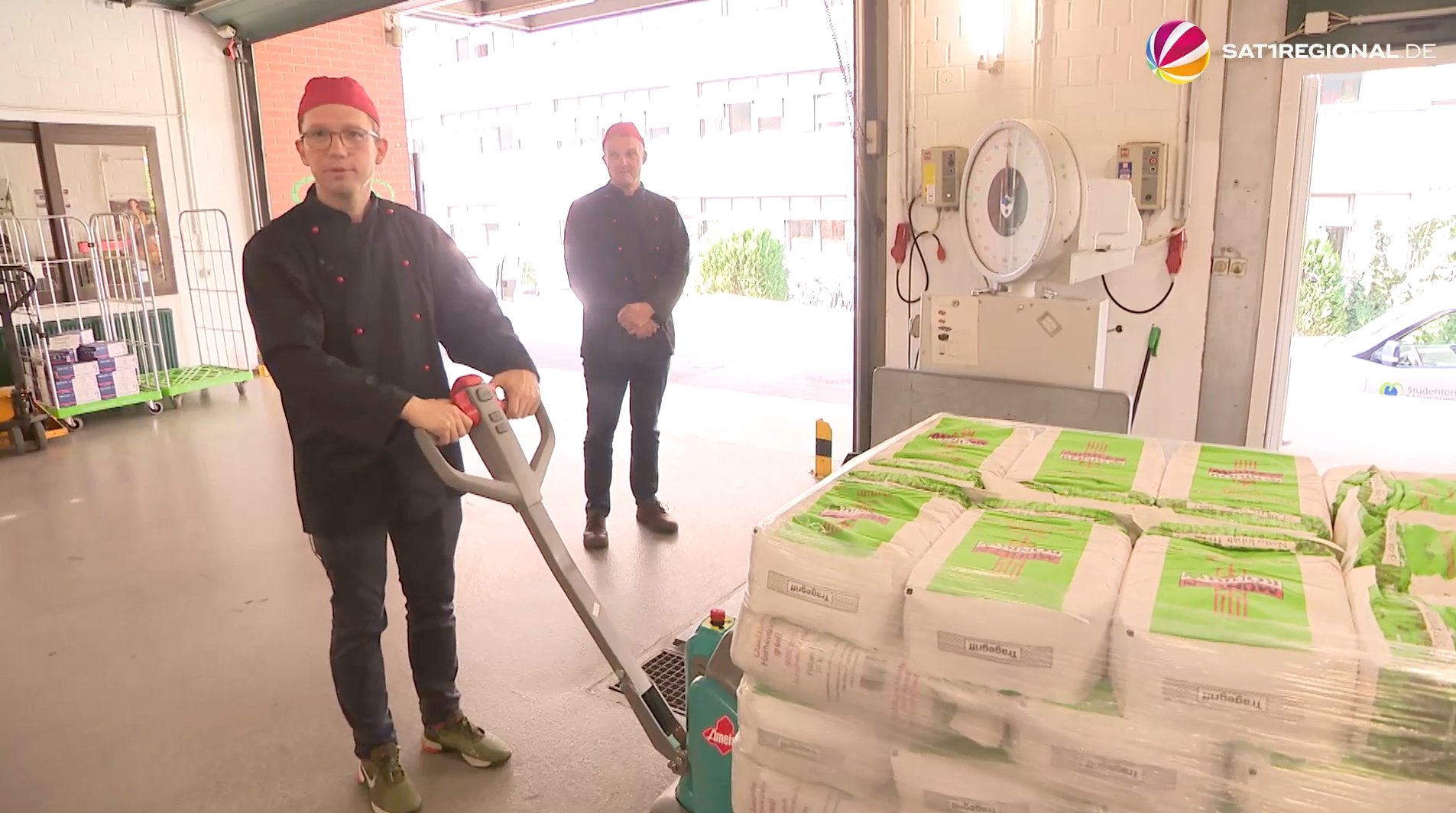 Video: Wissenschaftsminister Mohrs kocht in Hannovers größter Mensa