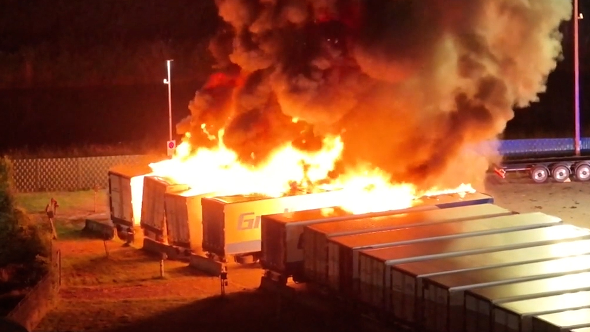 Video: Mehrere Kühl-Lkw brennen auf Betriebshof in Hamm aus