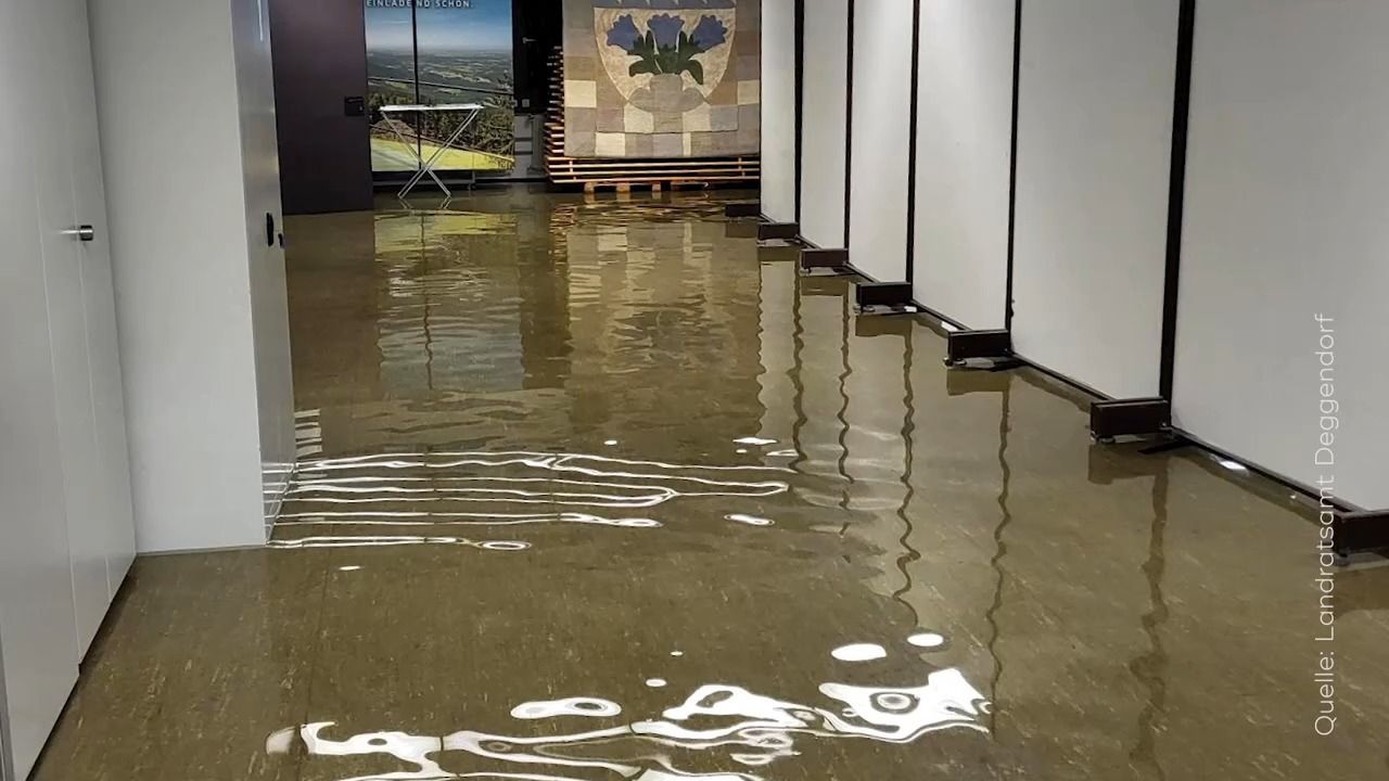 Video: Deggendorfer Landratsamt geflutet: Unbekannte setzen Keller unter Wasser