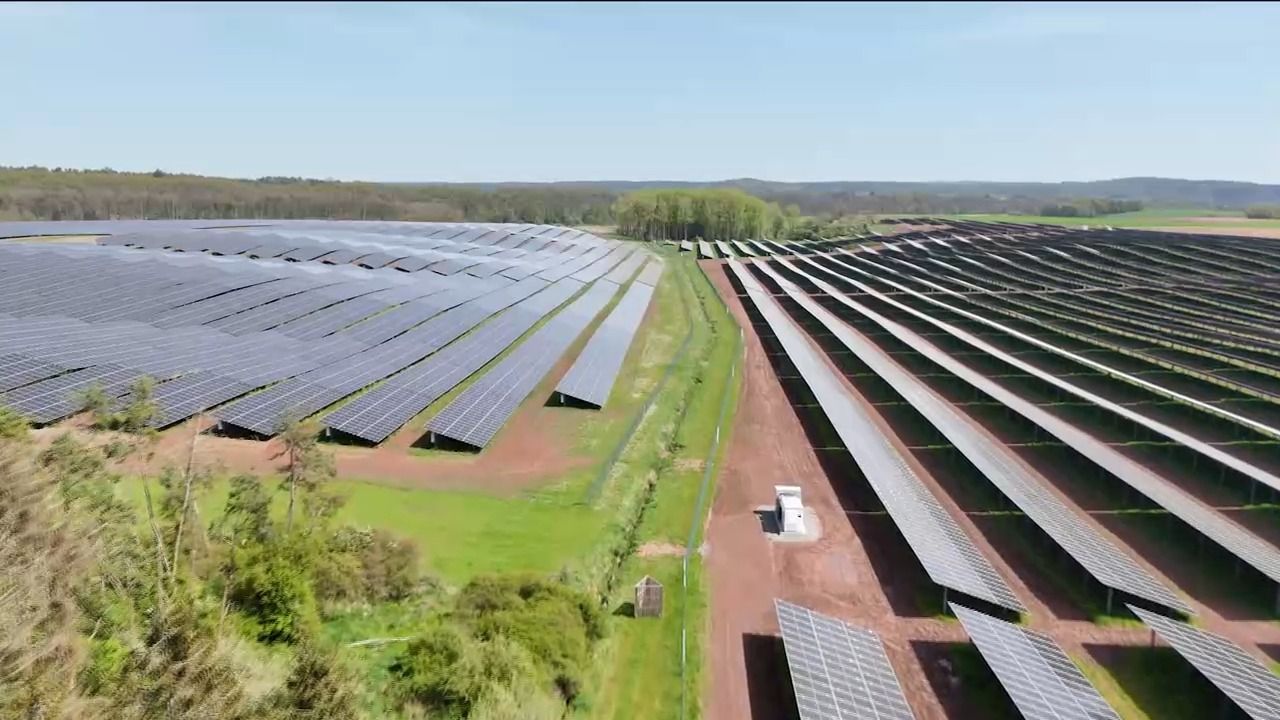 Video: Solarstrom aus Bayern: Augsburger Technik steuert Mega-Solarparks