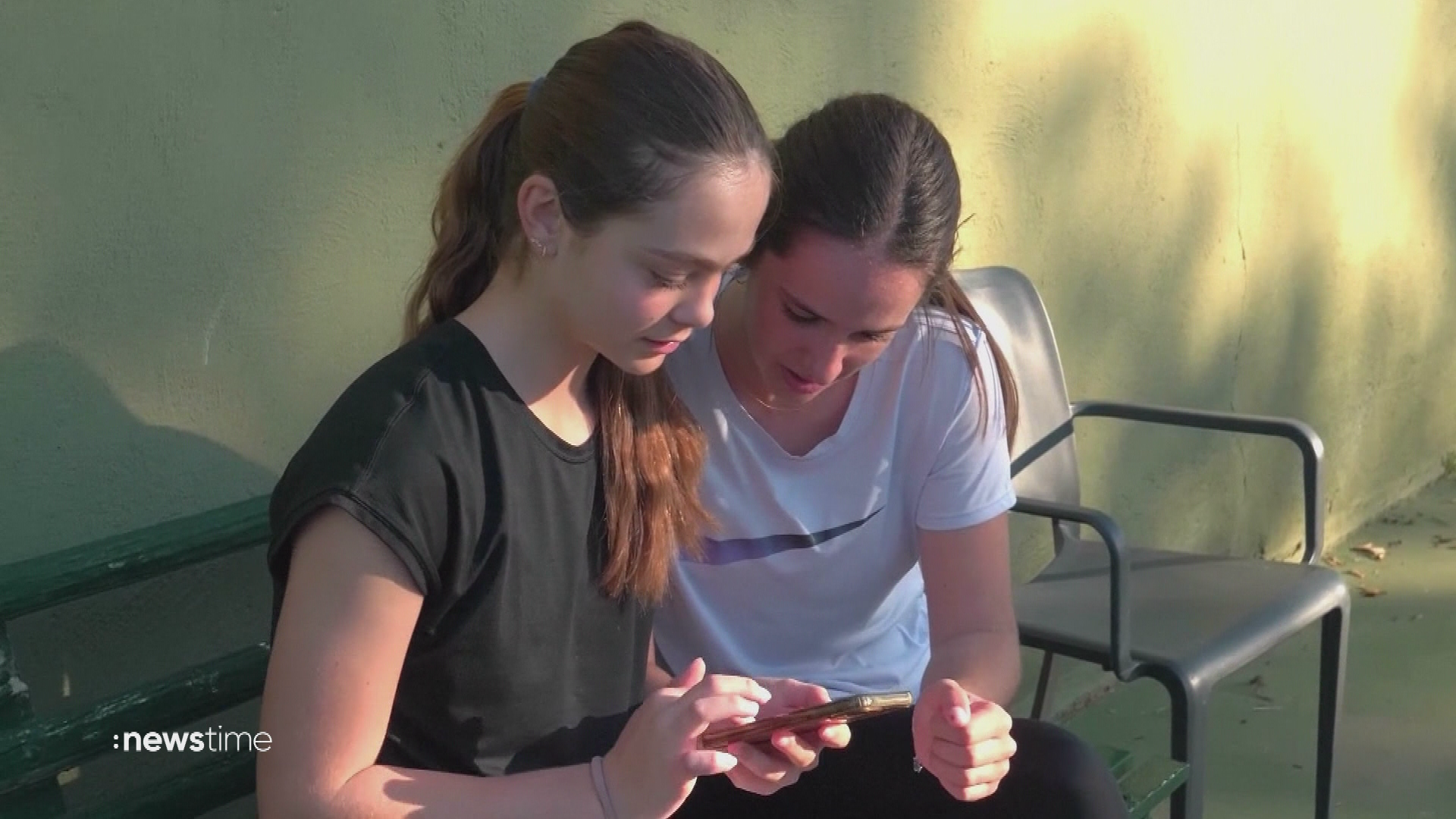 Video: Frankreich verbietet Kids Social Media
