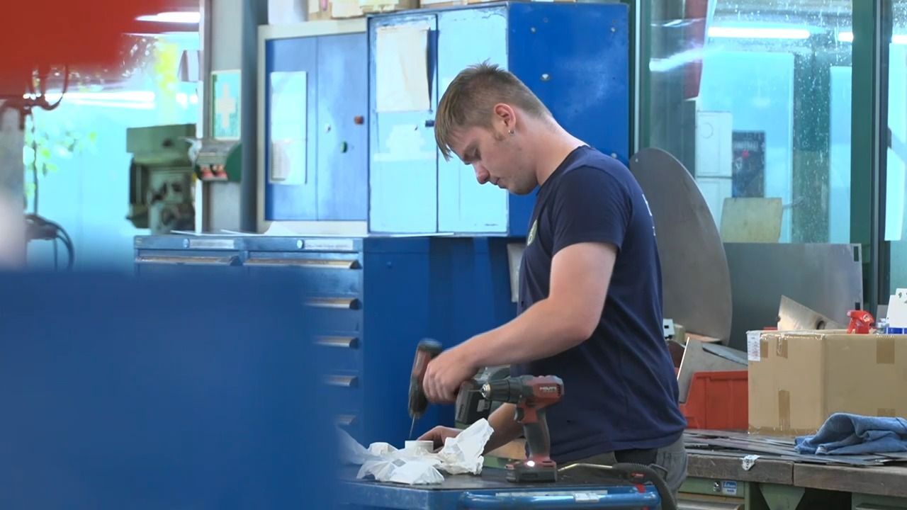 Video: Weniger Ausbildungsverträge: Bayerns Metall- und Elektroindustrie in der Krise