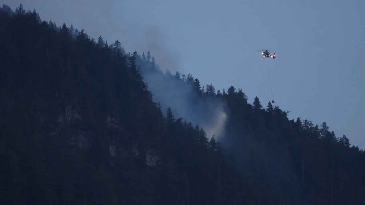 Video: Feuer flammt erneut auf: Waldbrand bei Schneizlreuth nicht gelöscht