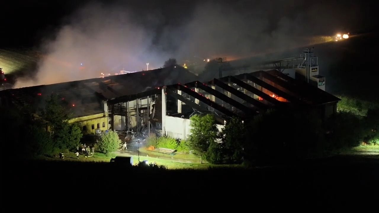 Video: Verheerender Stallbrand bei Augsburg: Rund 1.600 Schweine gestorben