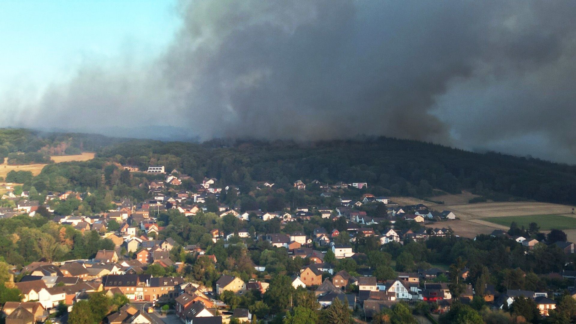 Video: Waldbrand in NRW bedroht Hürtgenwald-Gey