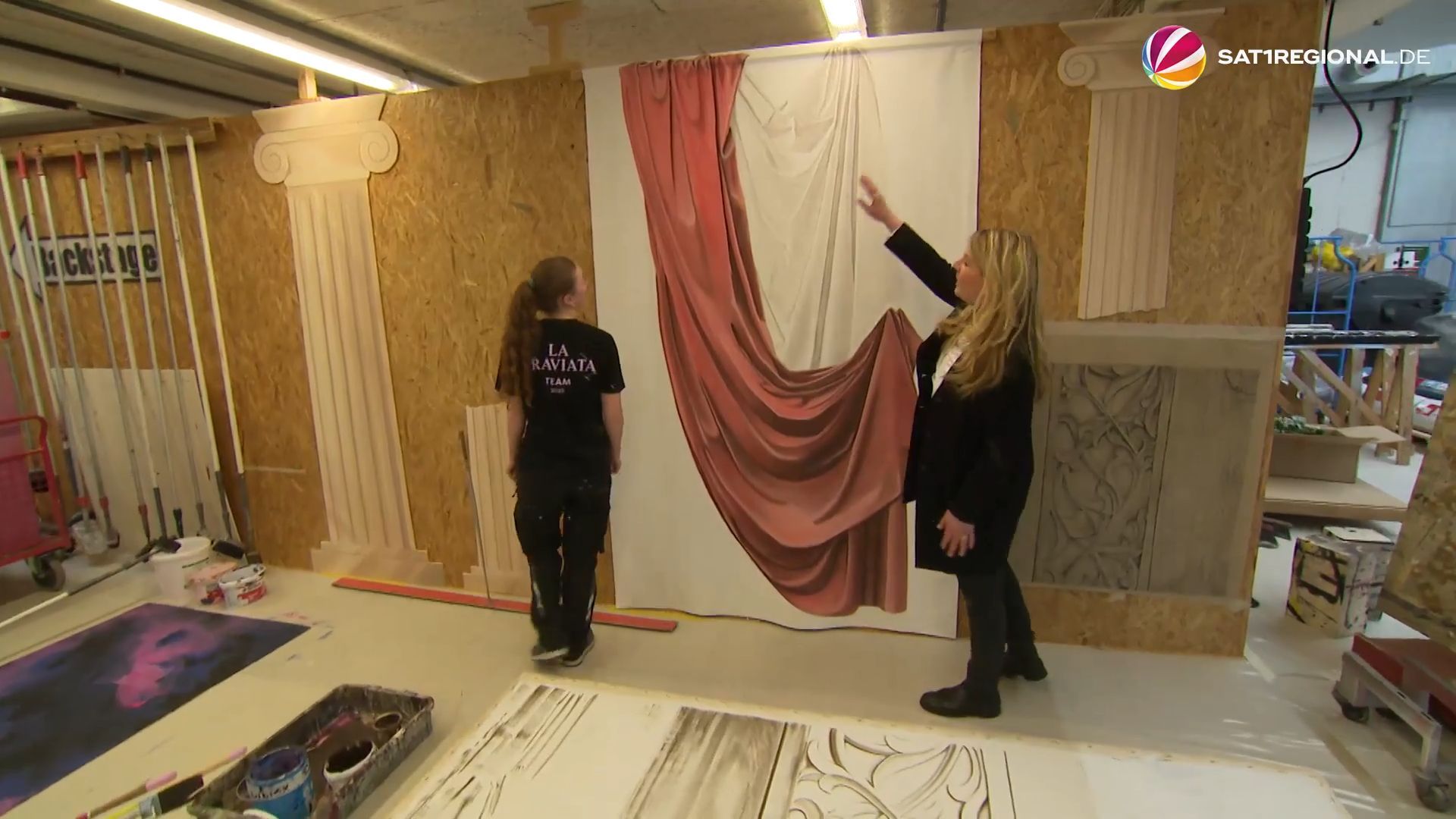 Video: Theatermalerei: Landreporterin hinter den Kulissen des Kieler Theaters