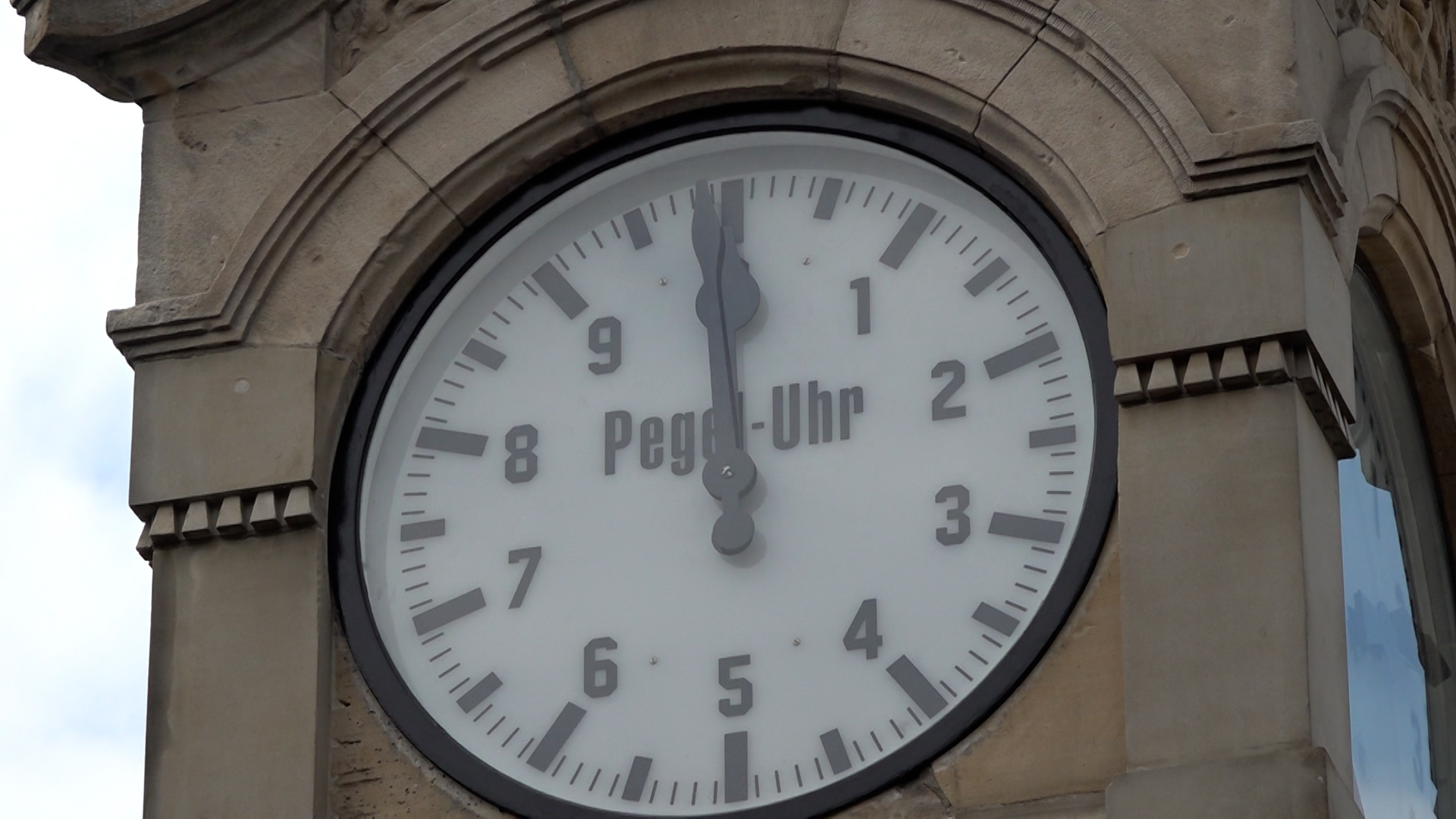 Video: Denkmalgeschützte Pegeluhr in Düsseldorf läuft wieder