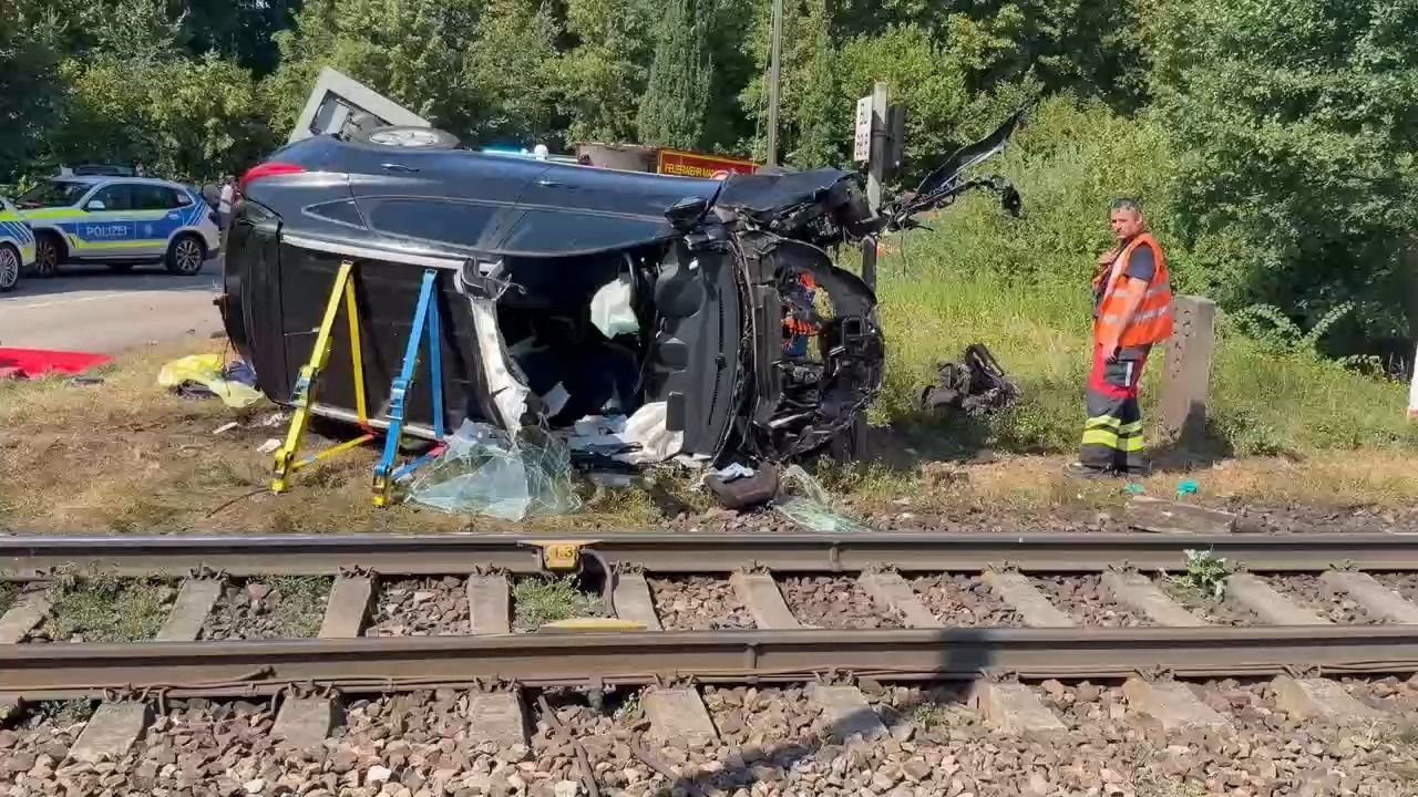 Video: Regionalzug kollidiert in Manching mit Auto: Fahrer schwer verletzt