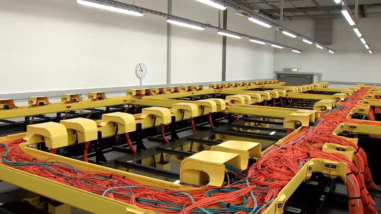 Video: Weltmarktführer aus Regensburg: Diese Technik hält unser Stromnetz stabil