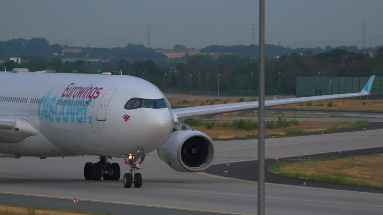 Video: Mallorca-Flieger setzt plötzlich Notruf ab