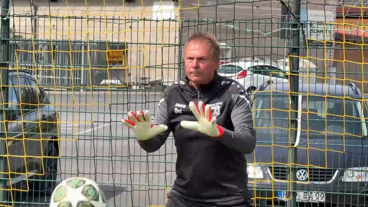 Video: Torwart mit 60 Jahren: Wolfgang Friedl hilft in der Kreisliga aus