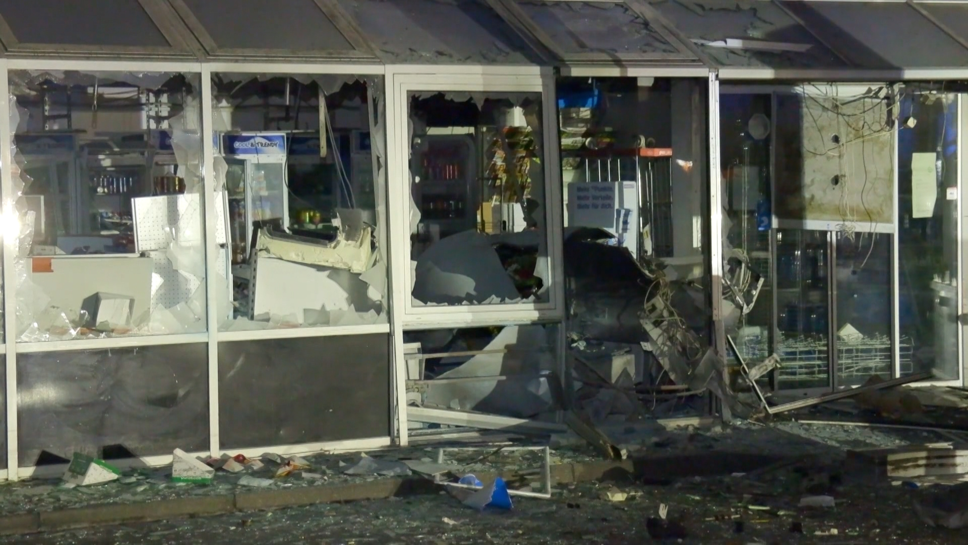 Video: Automatensprengung an einer Tankstelle in Leverkusen