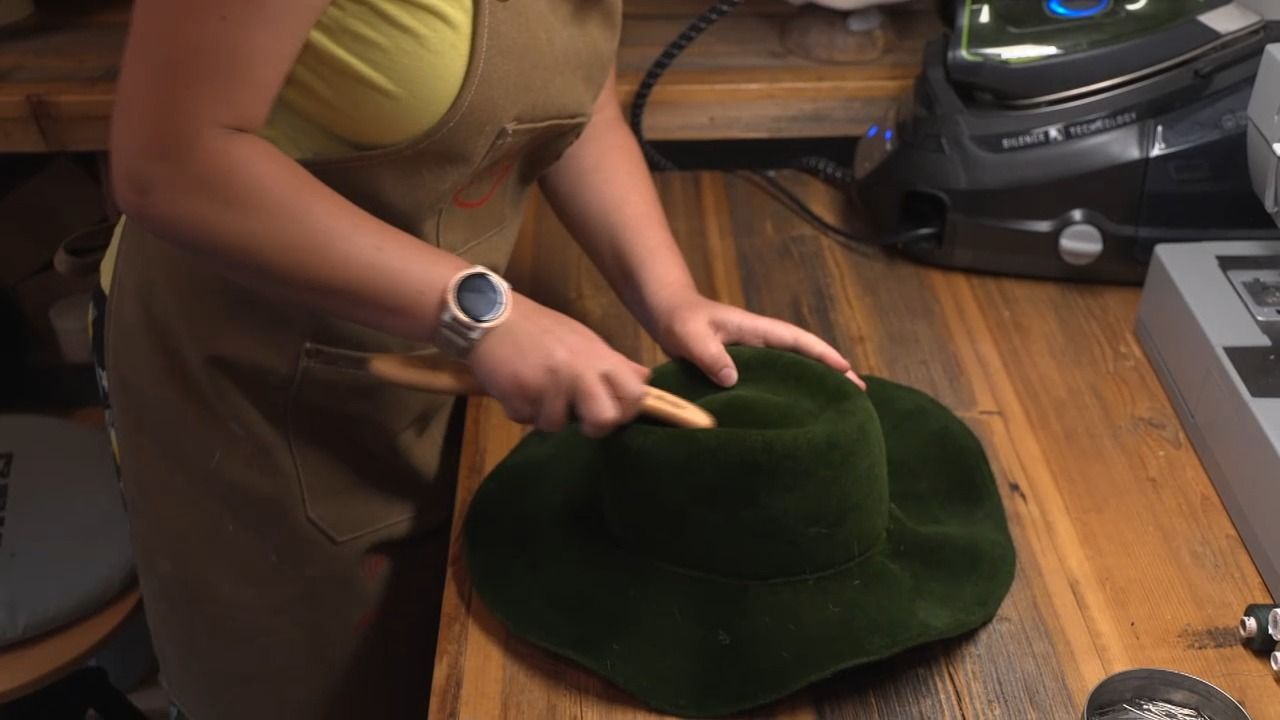 Video: Trachtenhüte zum Oktoberfest: 24-Jährige mit seltenem Handwerk